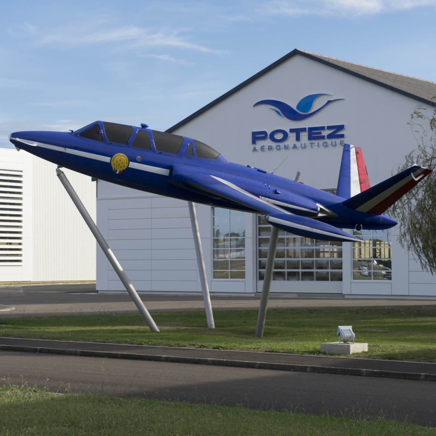 Exterior del edificio de Potez Aéronautique - Fouga CM 170 Magister